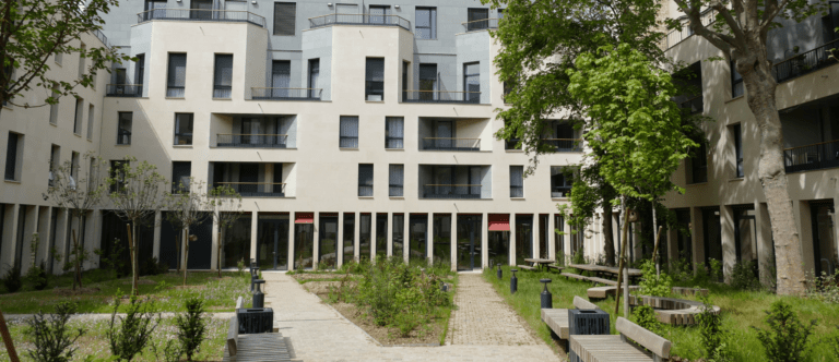 La résidence intergénérationnelle et hôtel solidaire La Maison Saint-Charles à Paris