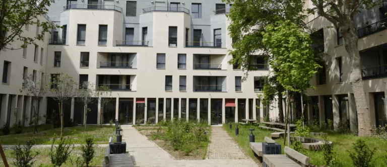 La résidence intergénérationnelle et hôtel solidaire La Maison Saint-Charles à Paris
